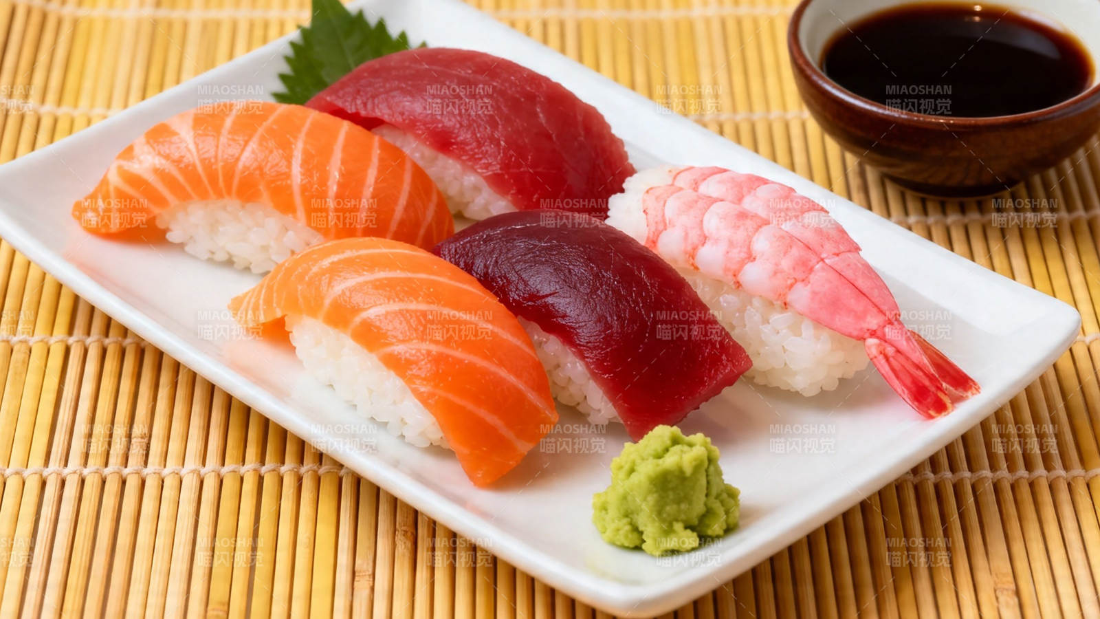 寿司拼盘配酱油芥末图片
