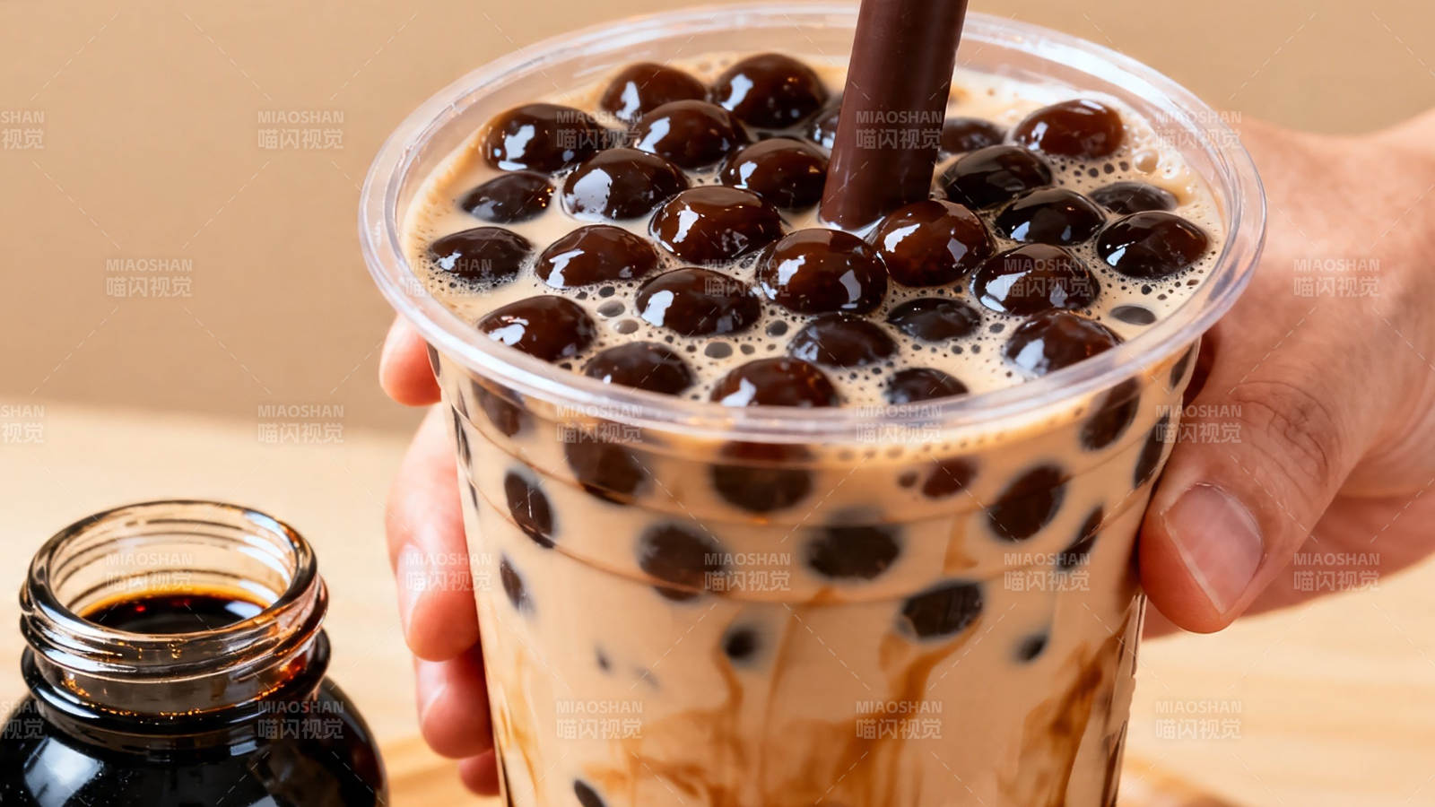 手握珍珠奶茶 黑糖波波诱人图片