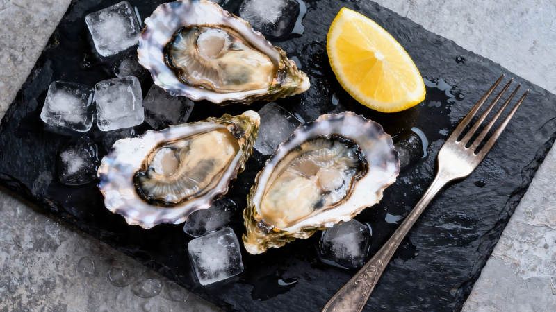 冰镇生蚝配柠檬图片