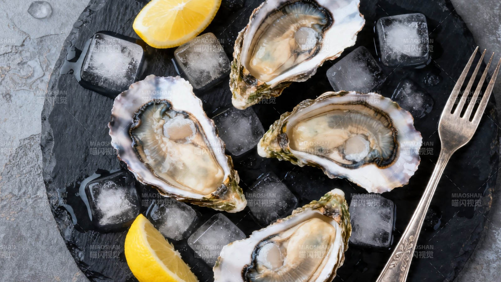 冰镇生蚝配柠檬 鲜美十足图片