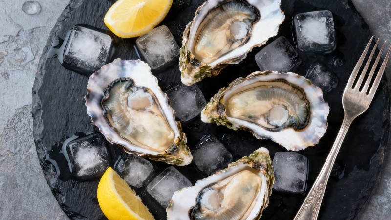 冰镇生蚝配柠檬 鲜美十足图片