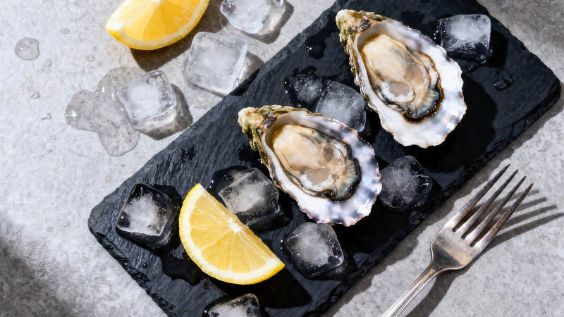 冰镇生蚝配柠檬图片