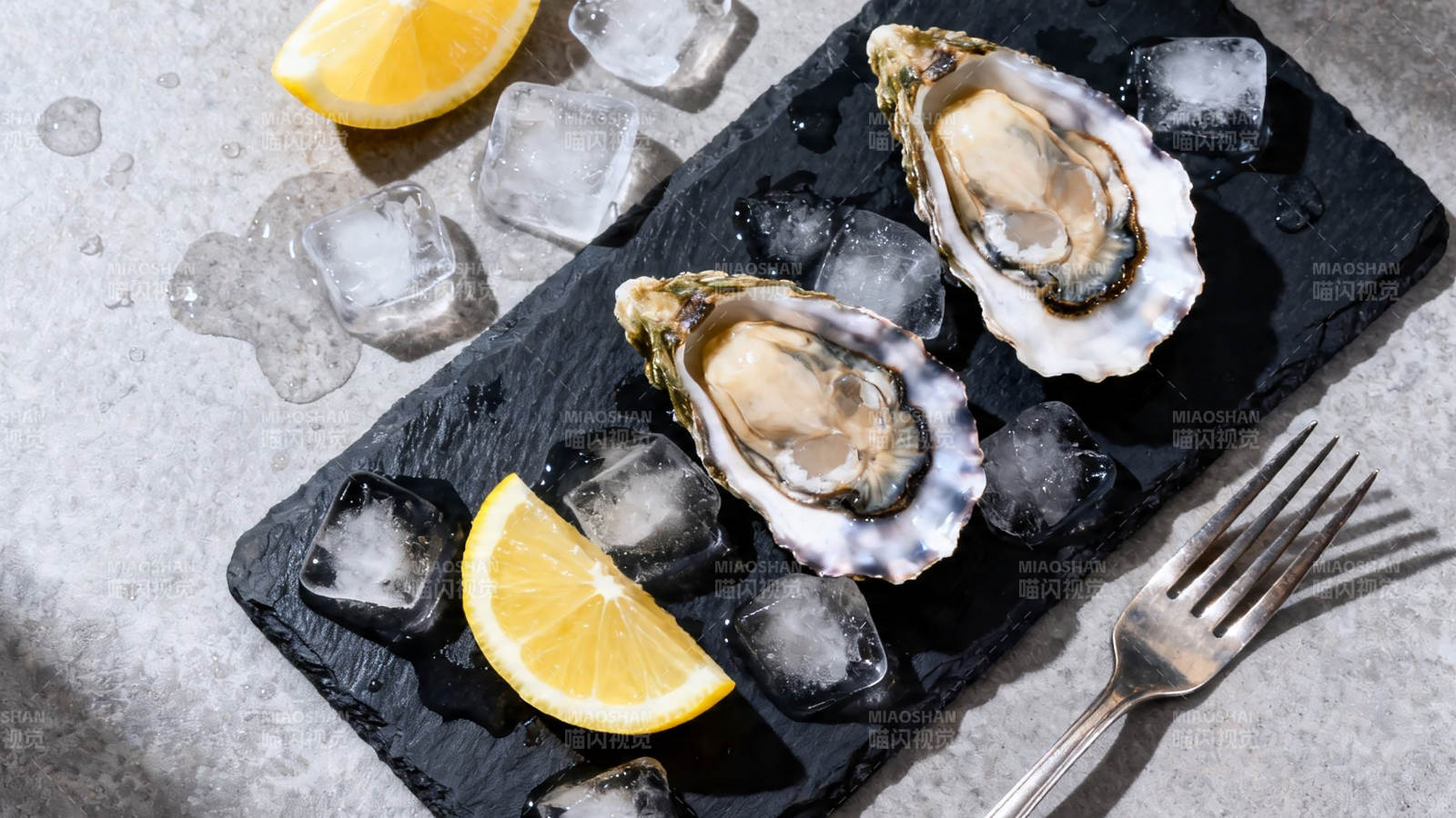 冰镇生蚝配柠檬图片