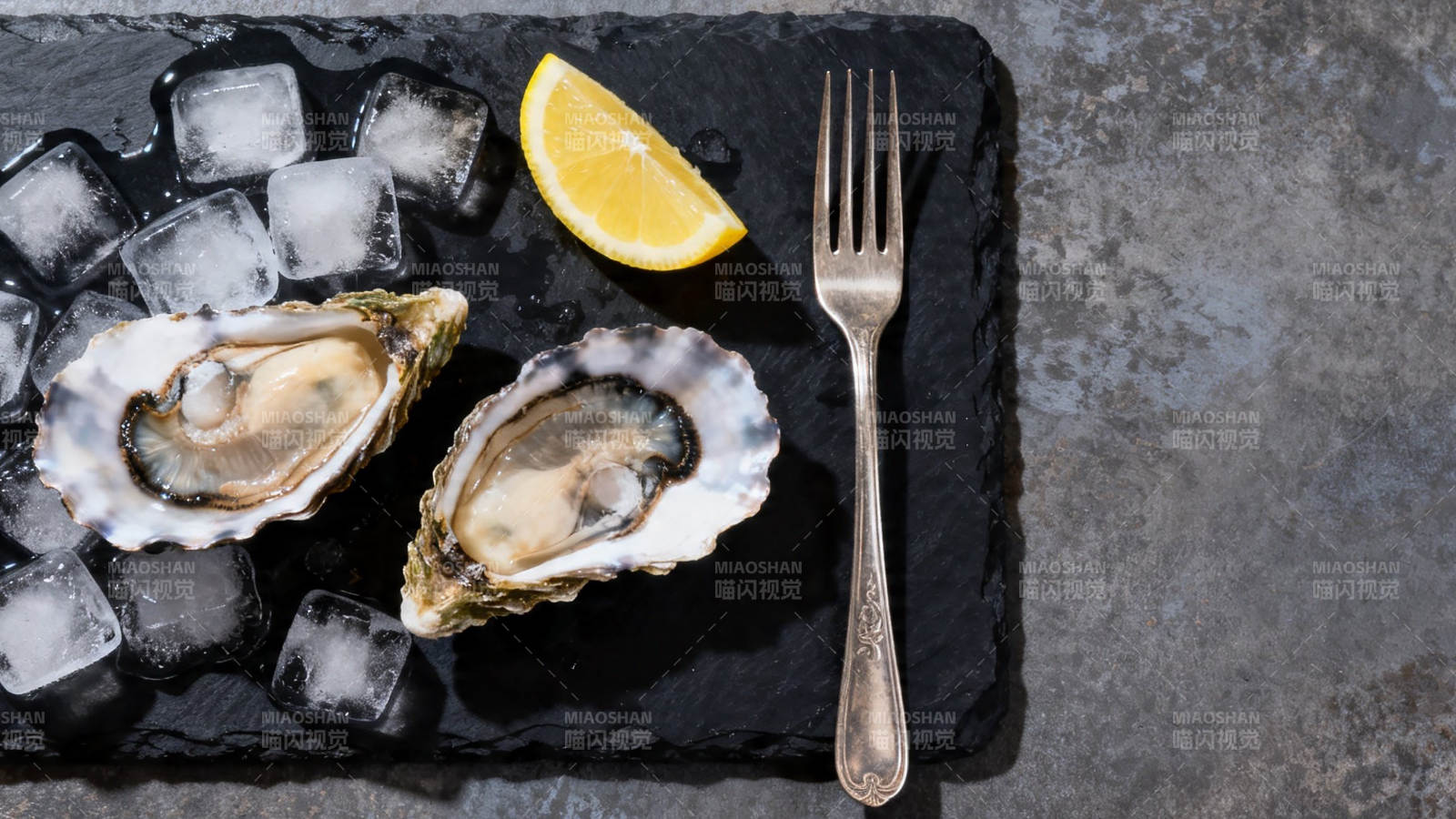 冰镇生蚝配柠檬叉子图片