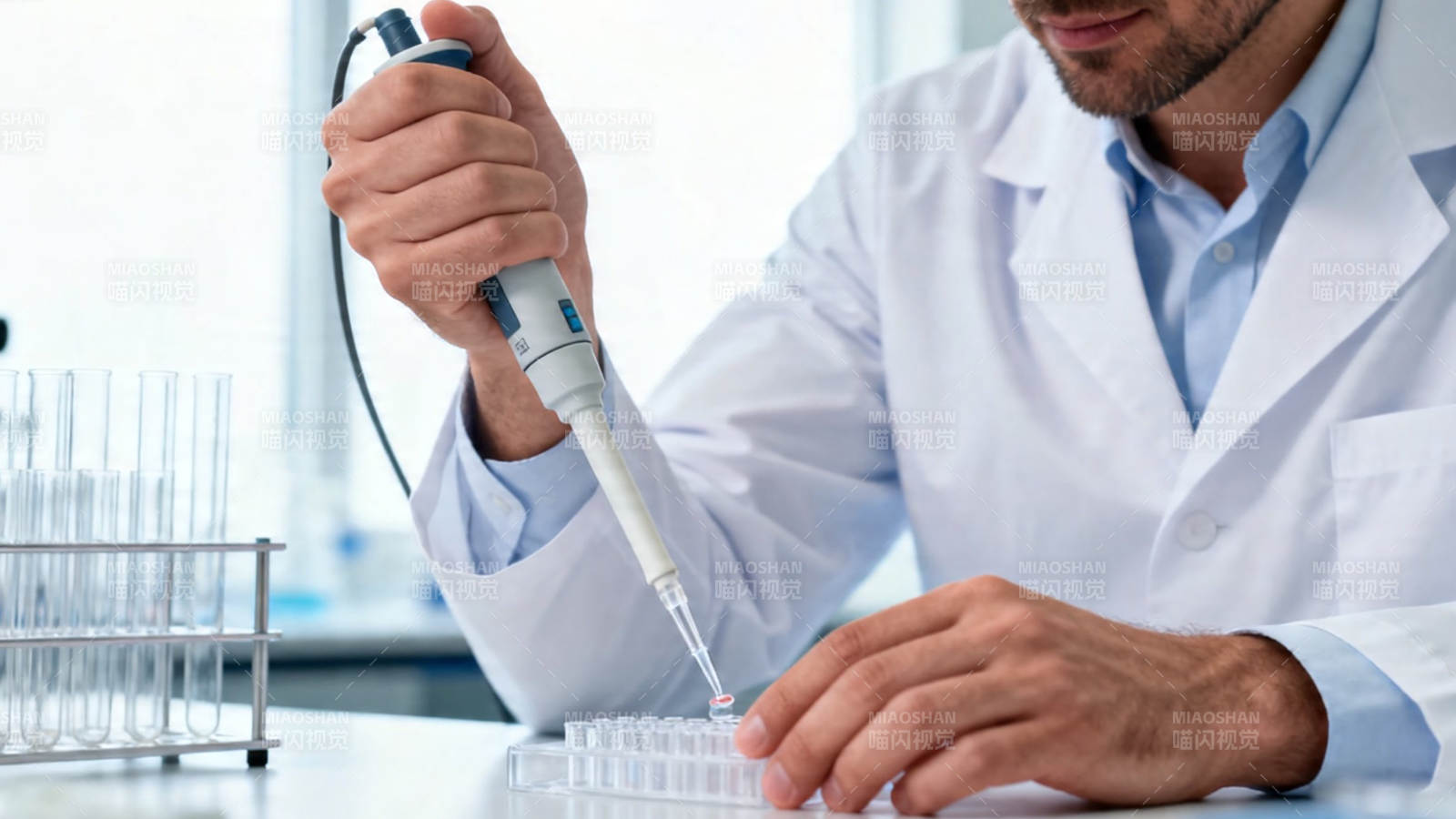 实验室移液操作特写图片