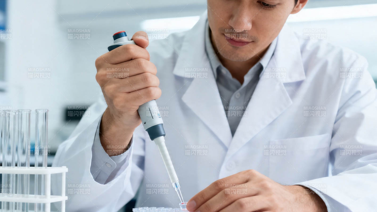 实验室精准移液操作图片