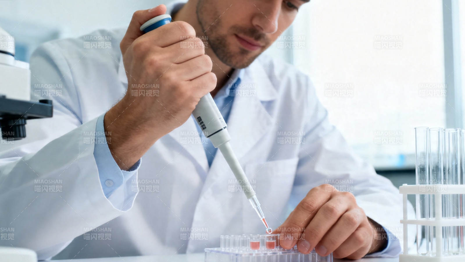 实验室中精准滴液操作图片