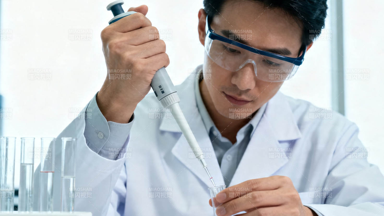 科学家专注实验操作图片