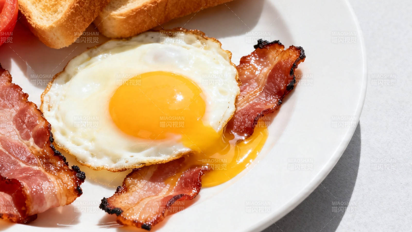 煎蛋培根早餐盘图片