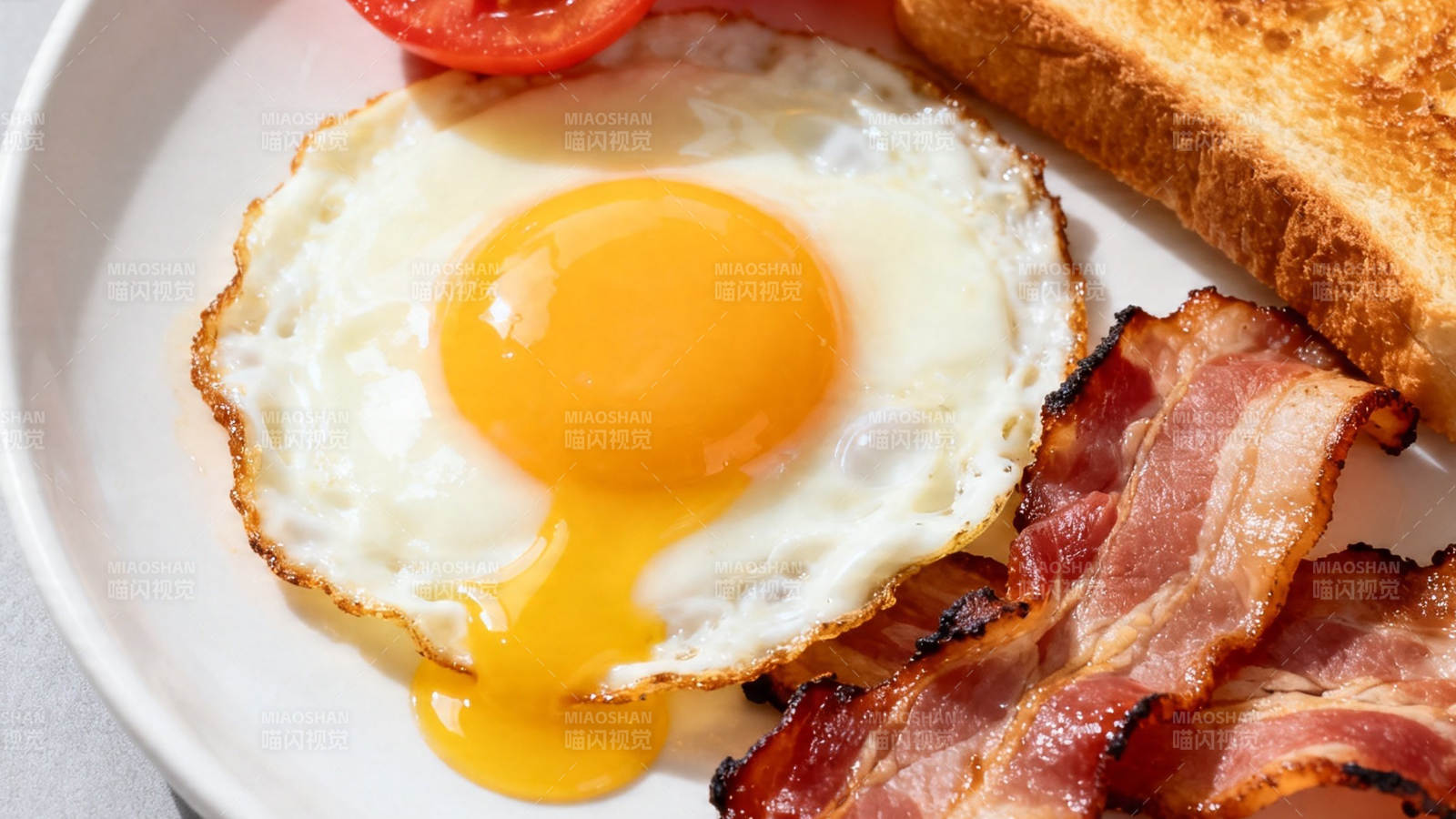 煎蛋培根吐司早餐盘图片