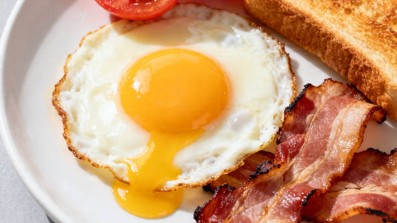 煎蛋培根吐司早餐盘图片