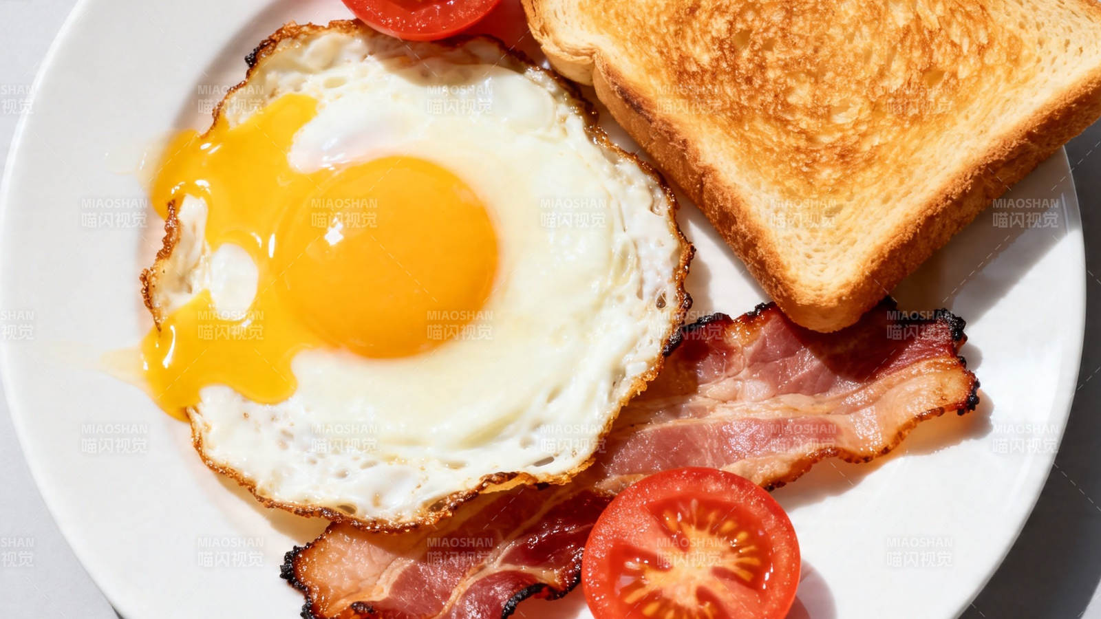 煎蛋培根吐司早餐盘图片