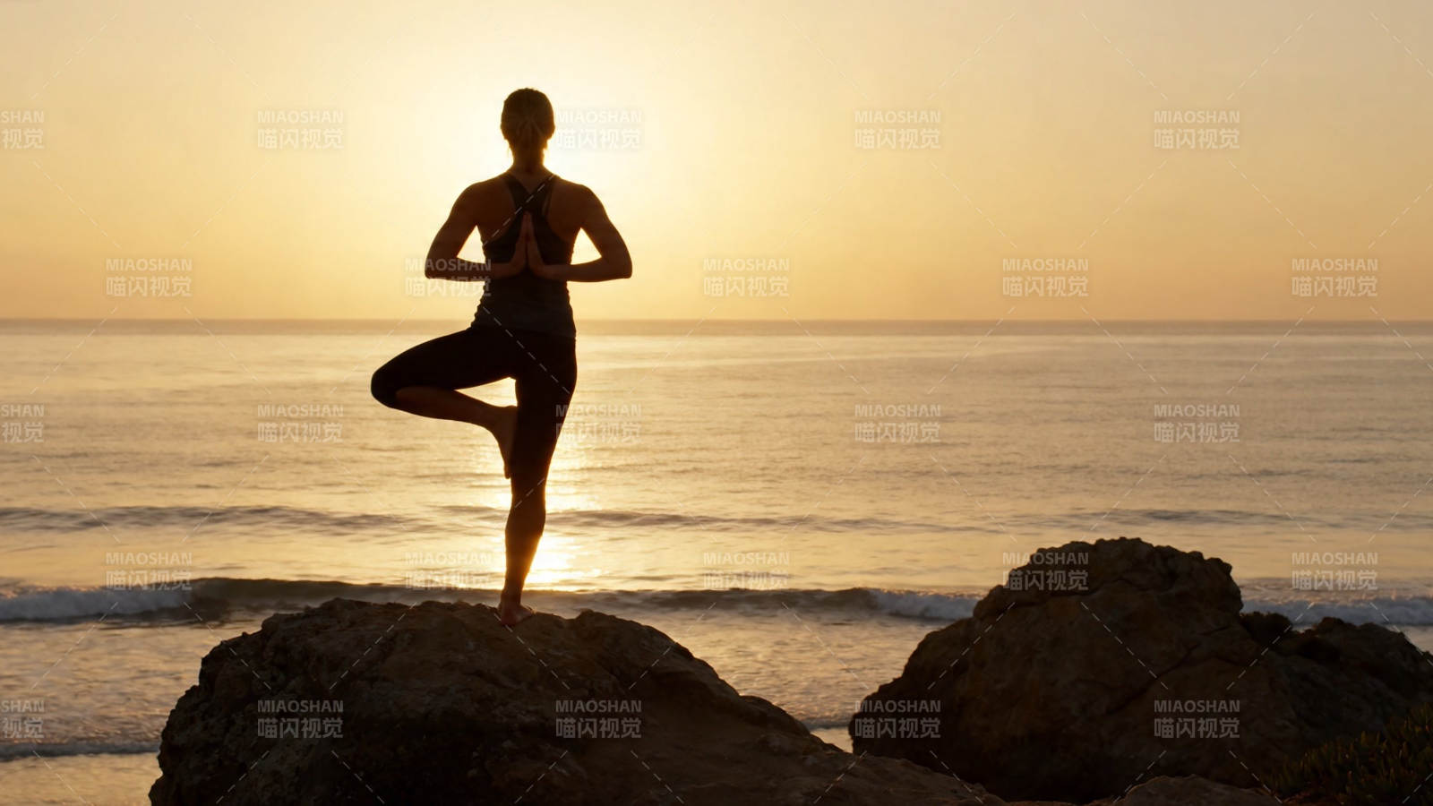 海边日落瑜伽剪影图片