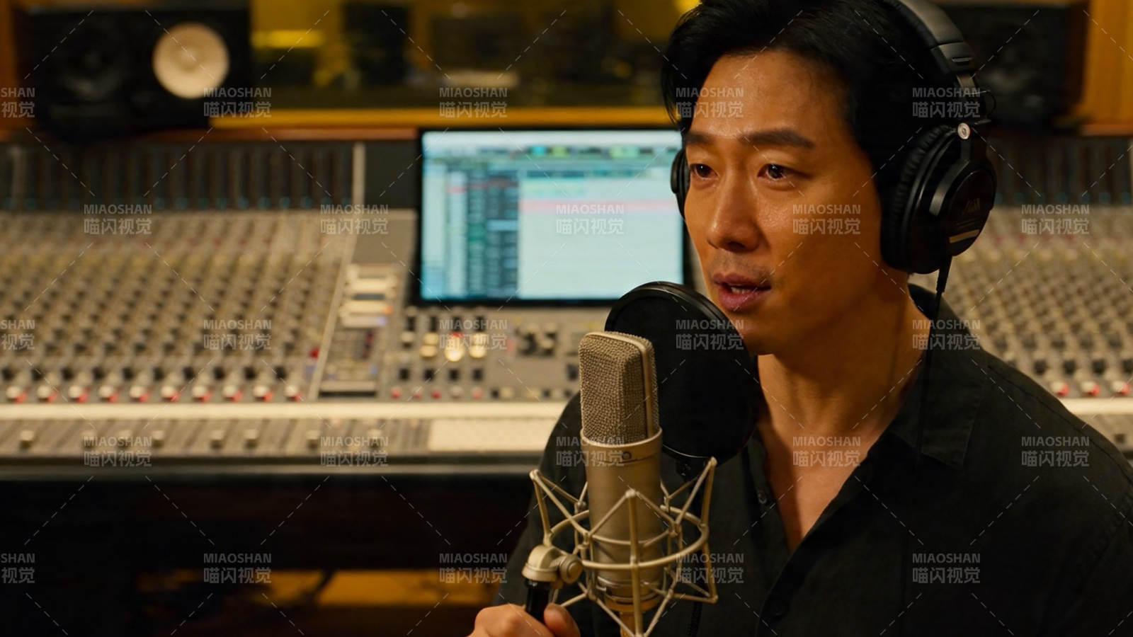 录音棚中专注演唱的男子图片