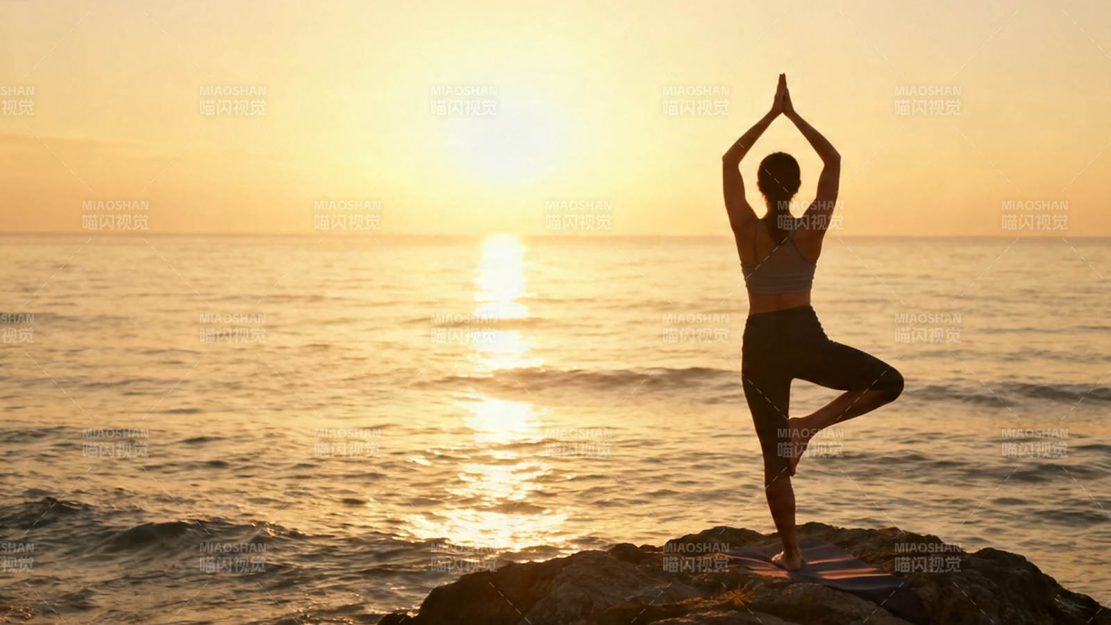 夕阳海边瑜伽静立图片