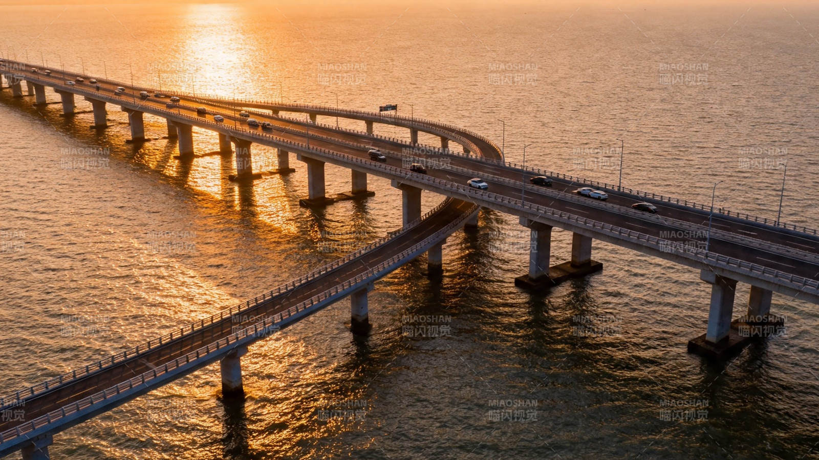 夕阳下的跨海大桥图片