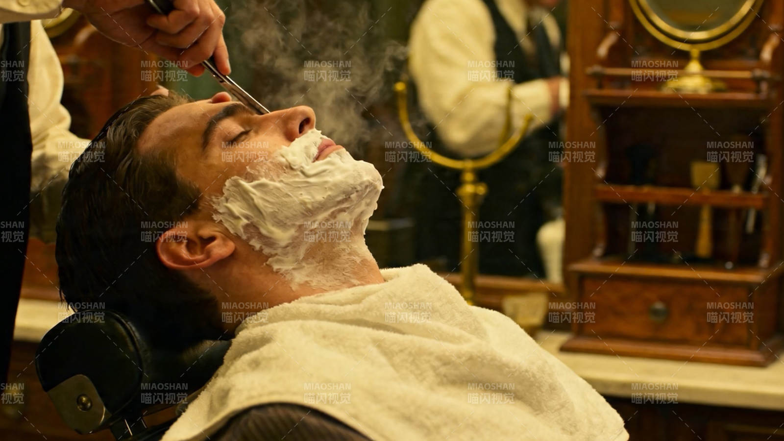 复古理发店剃须体验图片