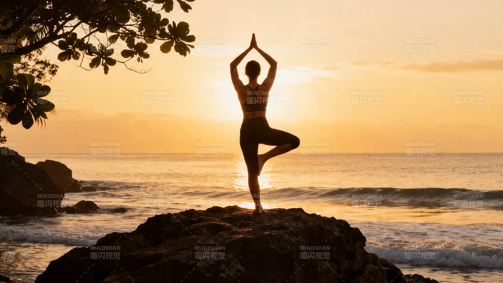 夕阳海边瑜伽剪影图片