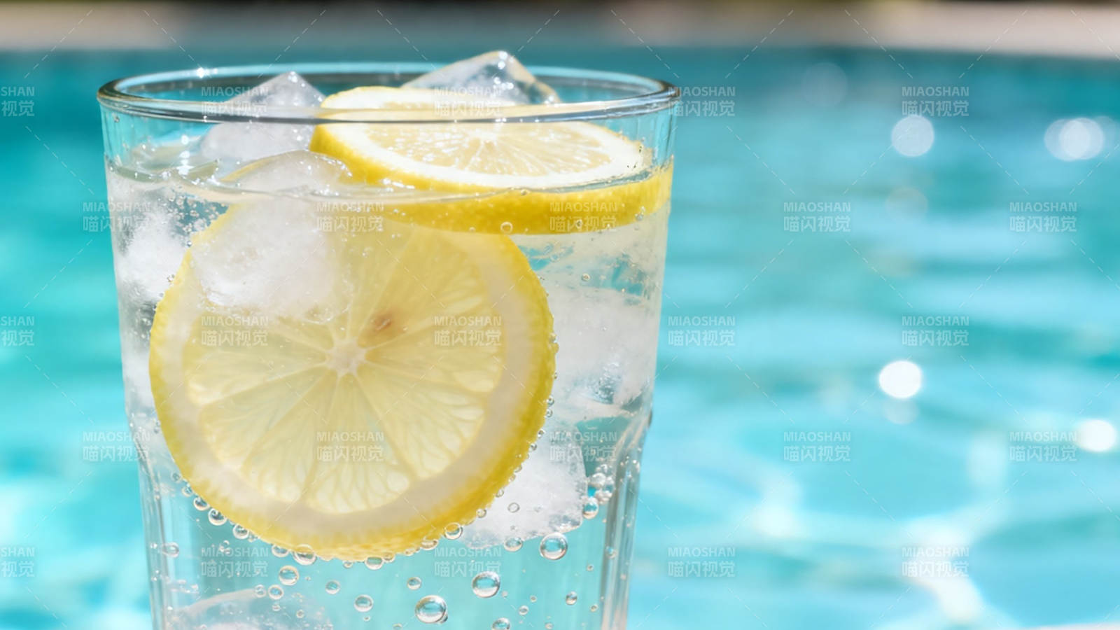 泳池边的冰柠水图片