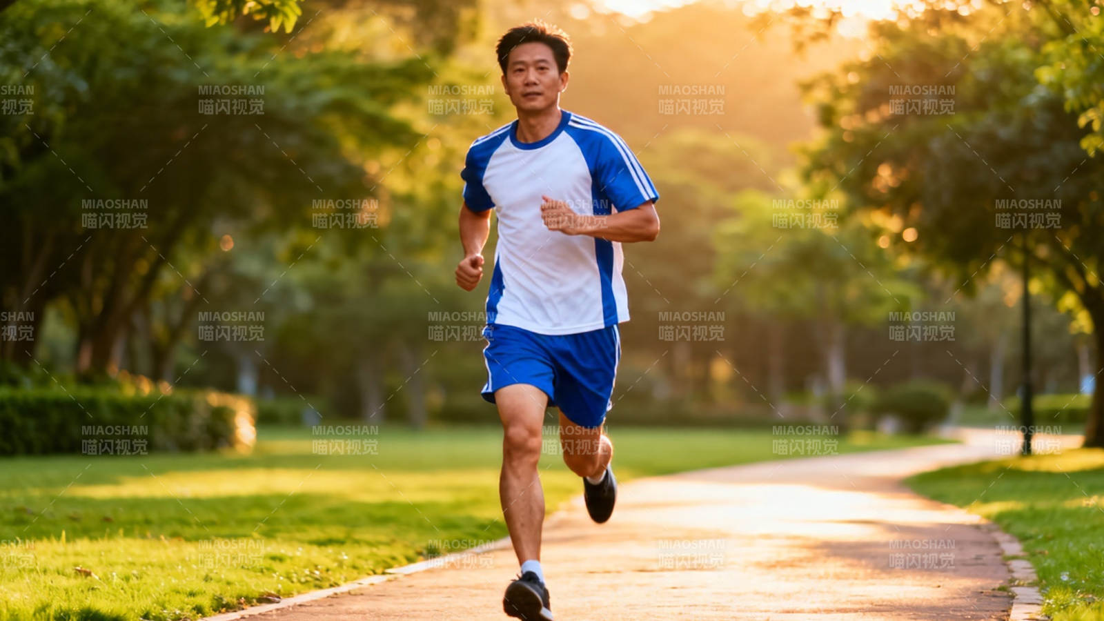 晨跑少年 阳光伴行图片