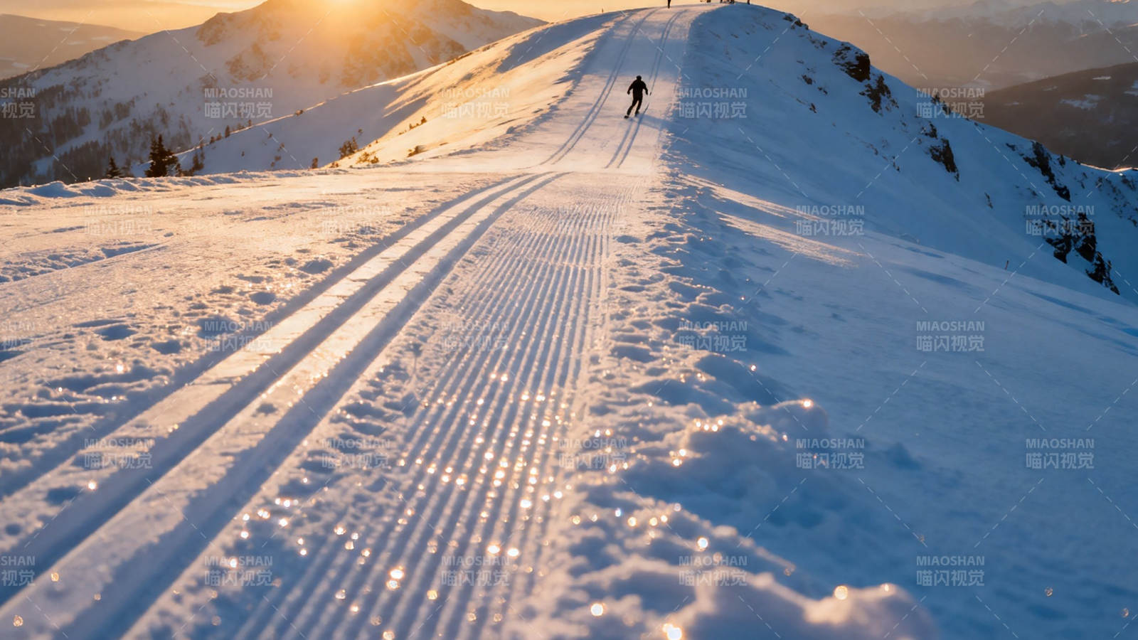 雪道夕阳 一人独行山巅图片