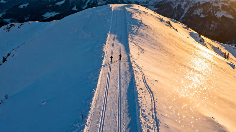 雪山双影 夕阳金辉路图片