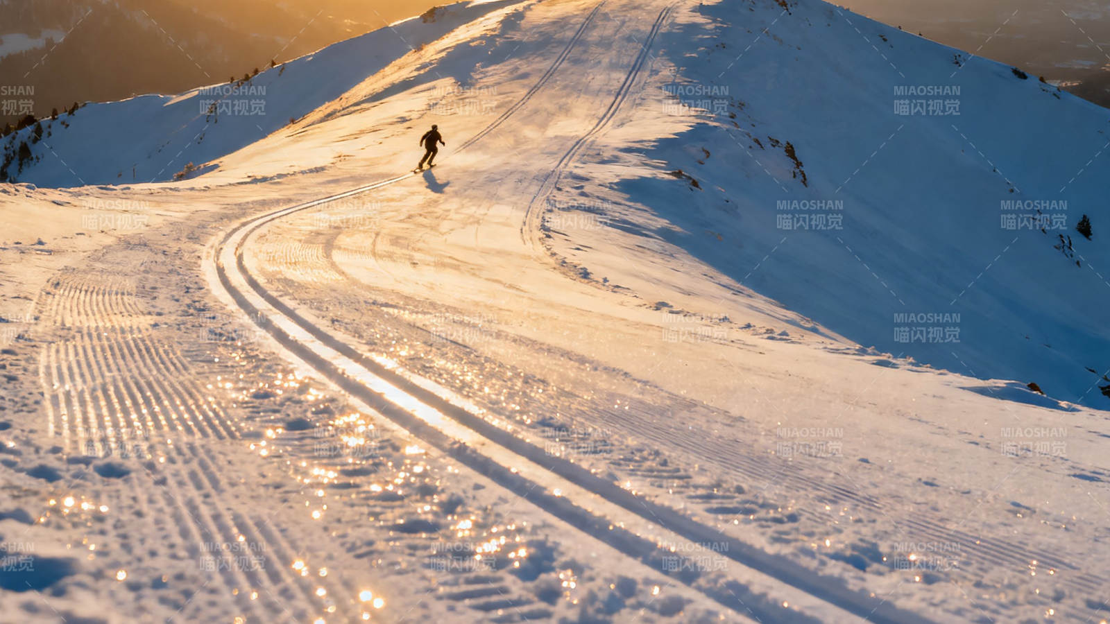 雪坡独行 夕照金辉图片
