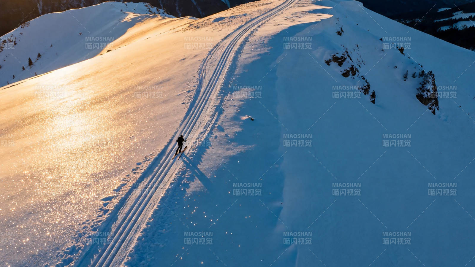 雪径孤影 夕阳镀金坡图片