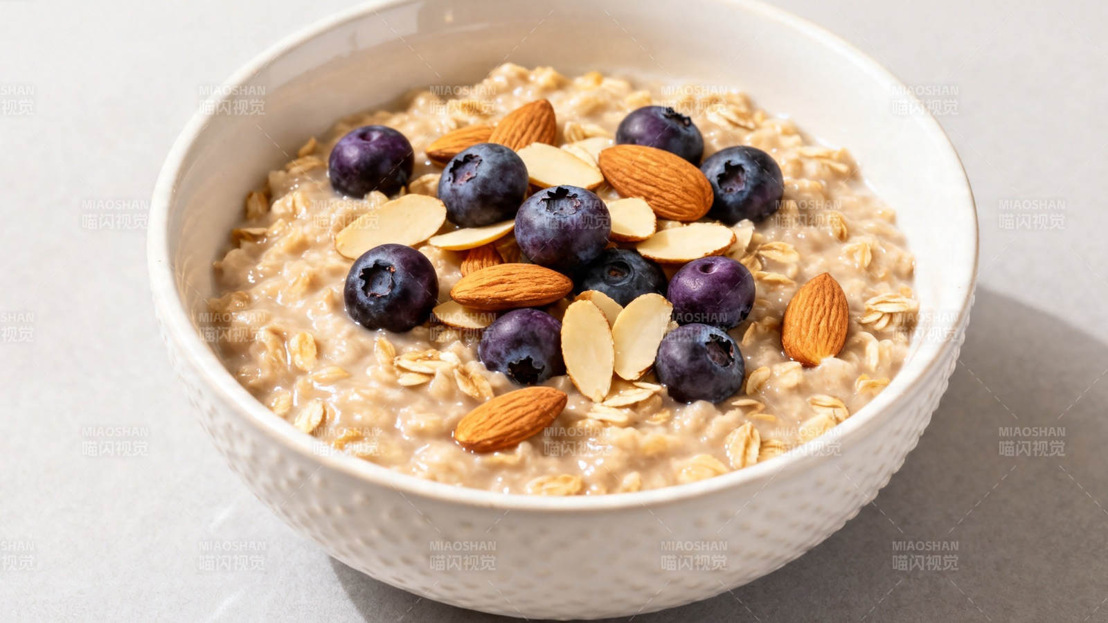 蓝莓杏仁燕麦粥图片