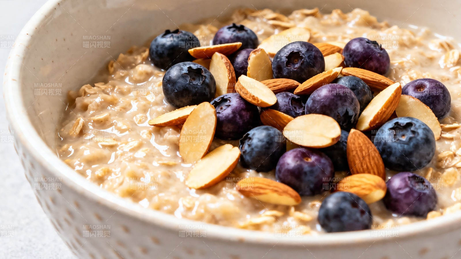 蓝莓杏仁燕麦碗图片