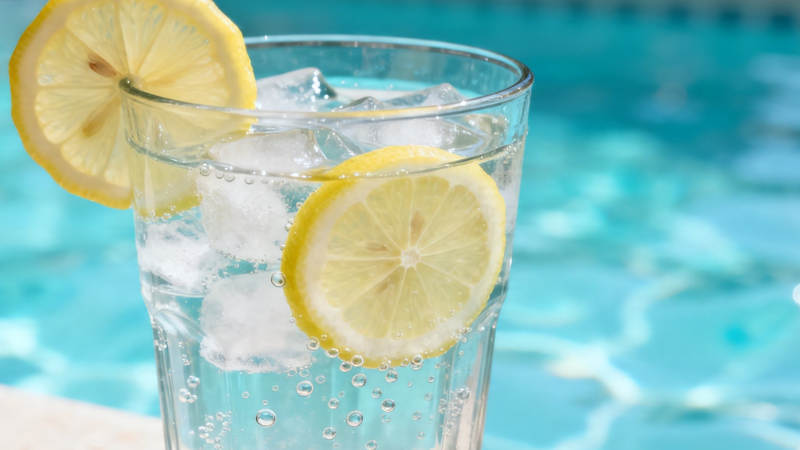 泳池边的冰柠气泡水图片