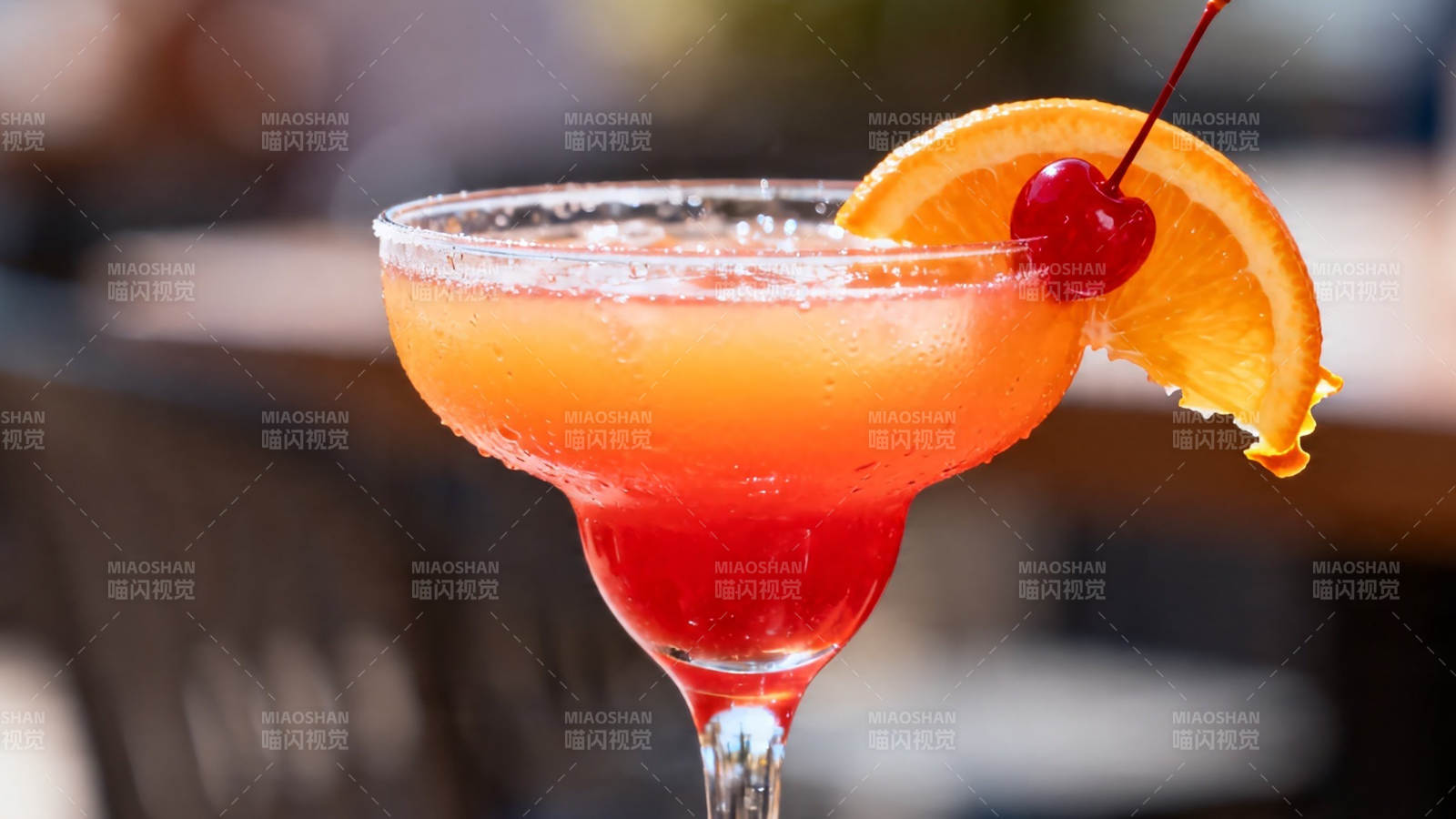 橙红鸡尾酒 樱桃点缀美图片