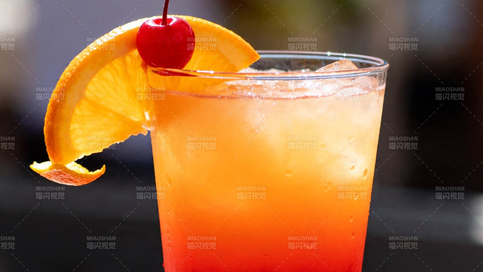 橙红渐变鸡尾酒 樱桃点缀图片