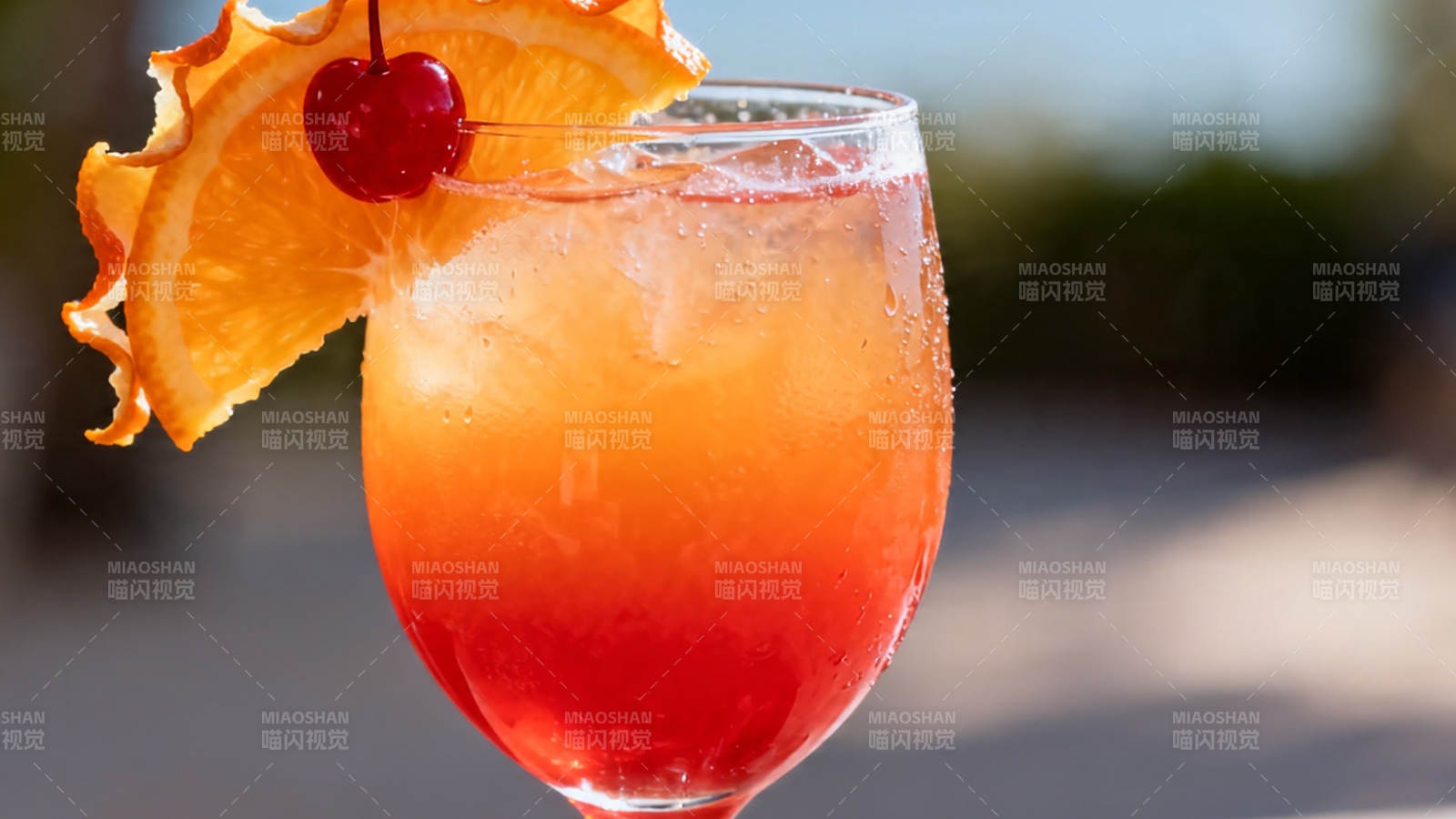 橙红鸡尾酒 樱桃点缀夏日清凉图片