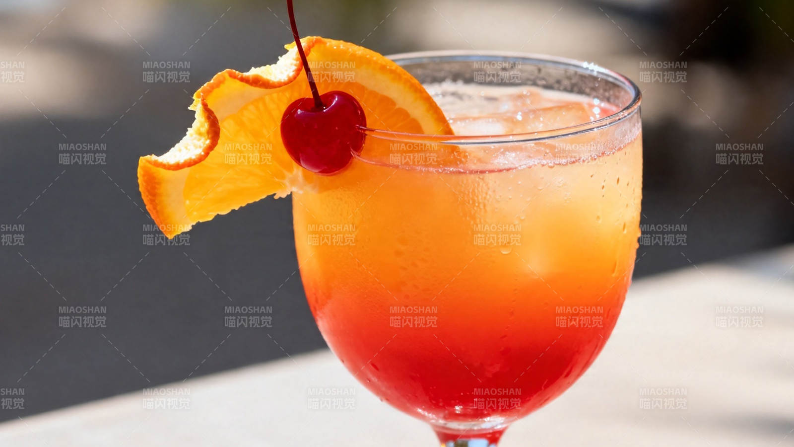 橙红渐变鸡尾酒 樱桃点缀图片