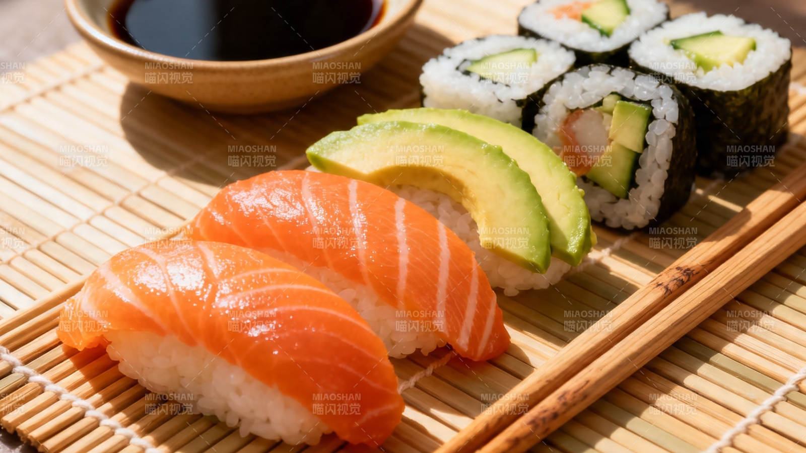 三文鱼牛油果寿司拼盘图片