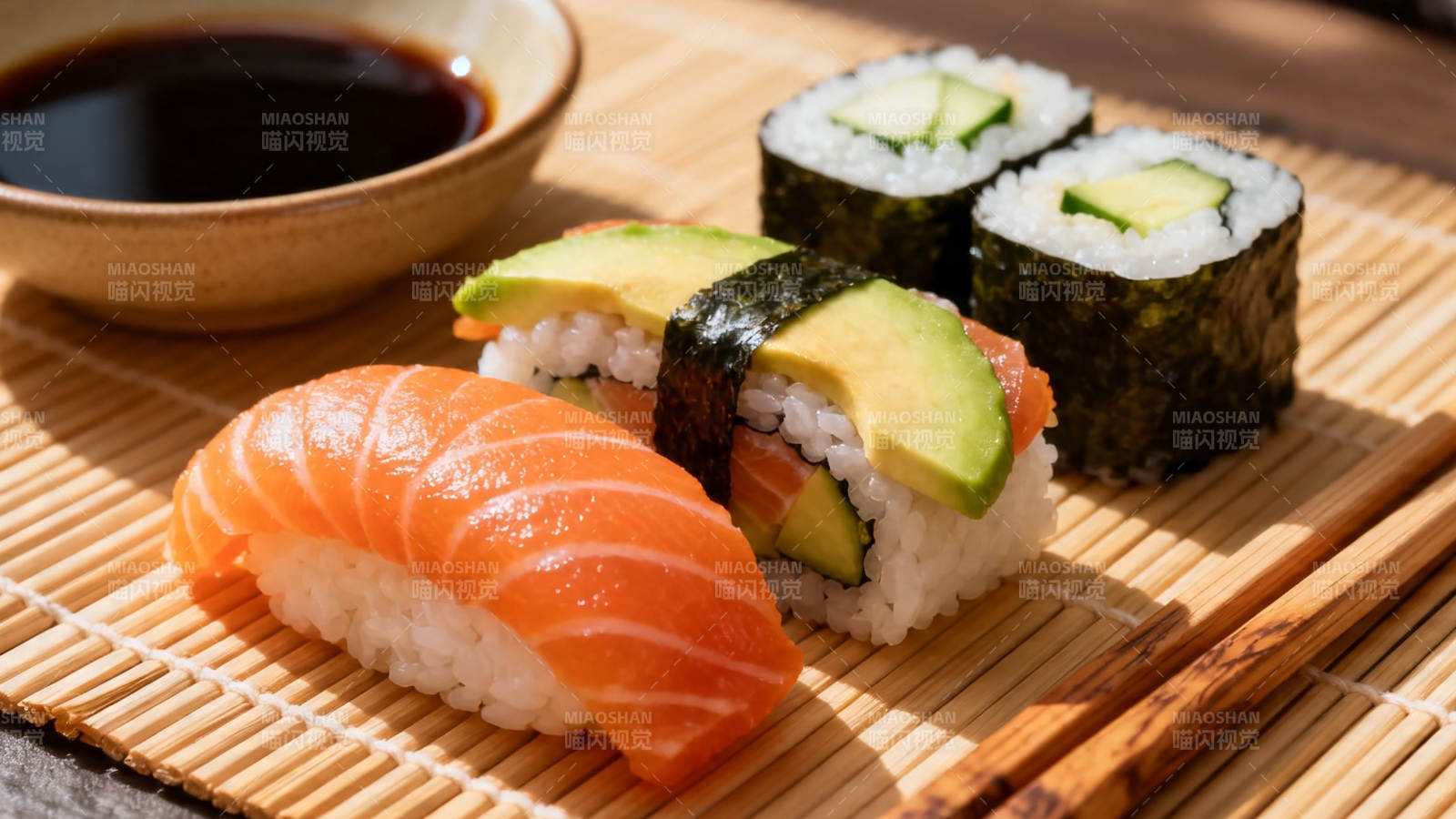 三文鱼牛油果寿司拼盘图片