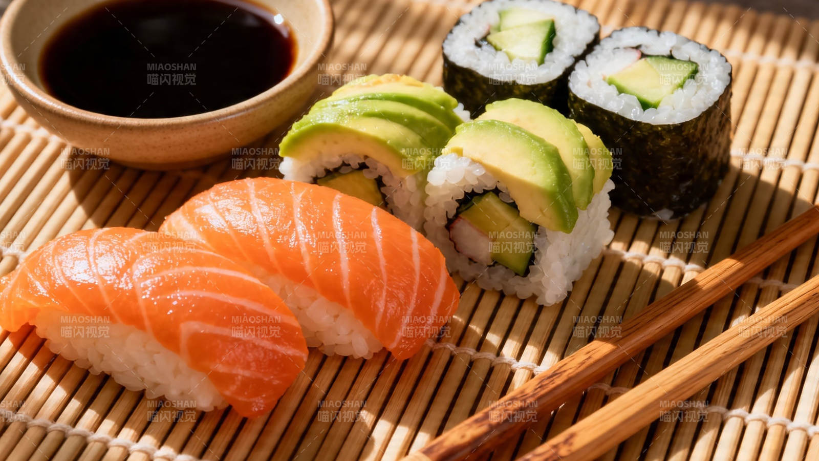 三文鱼牛油果寿司配酱油图片