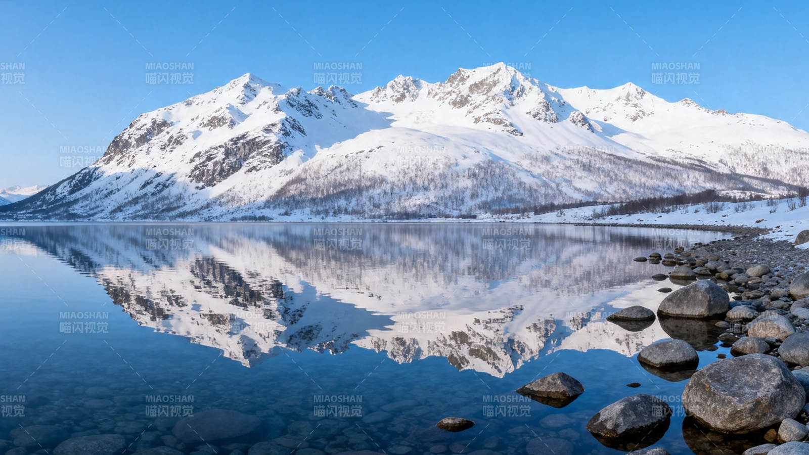 雪山倒影湖中 静谧如画图片