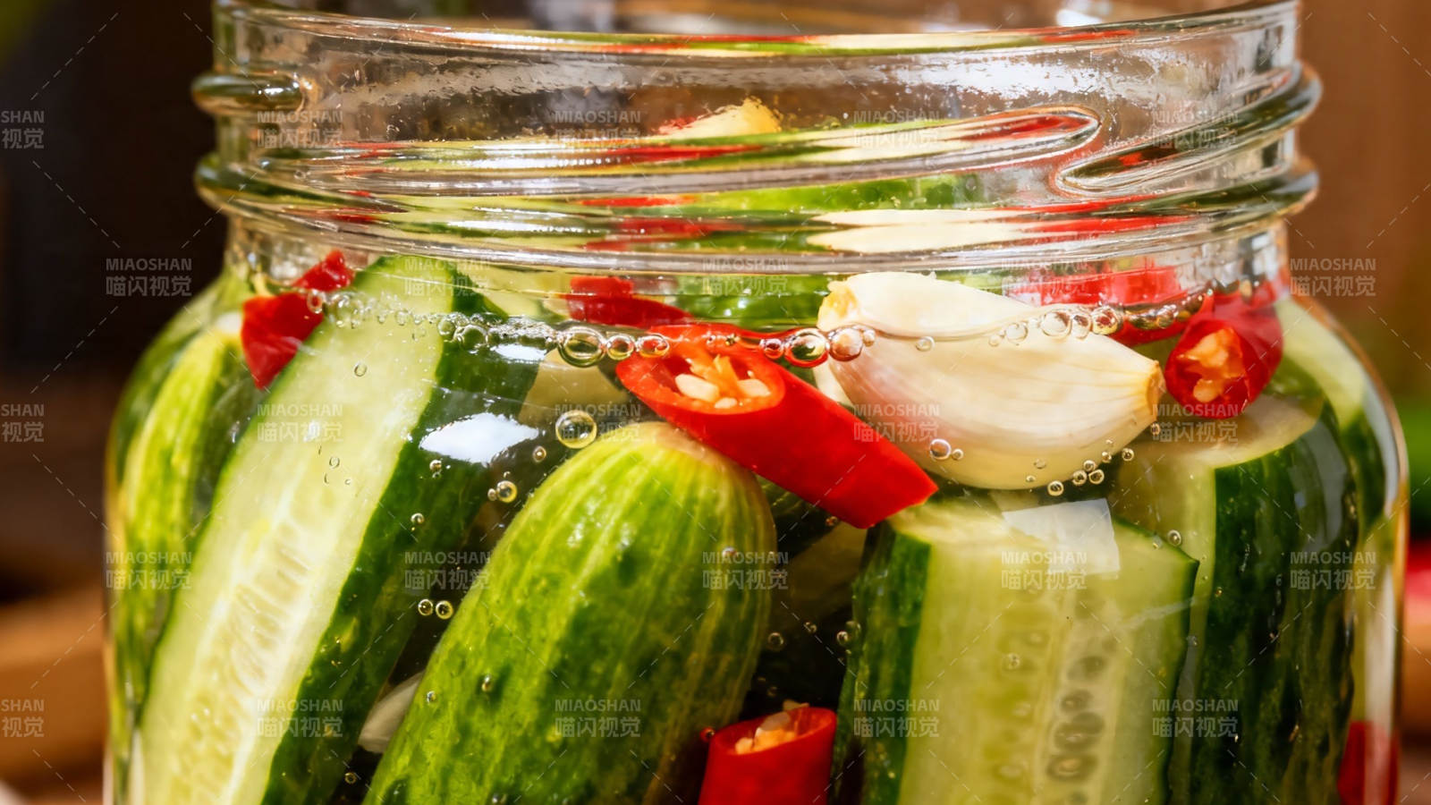 泡菜黄瓜配辣椒蒜片图片