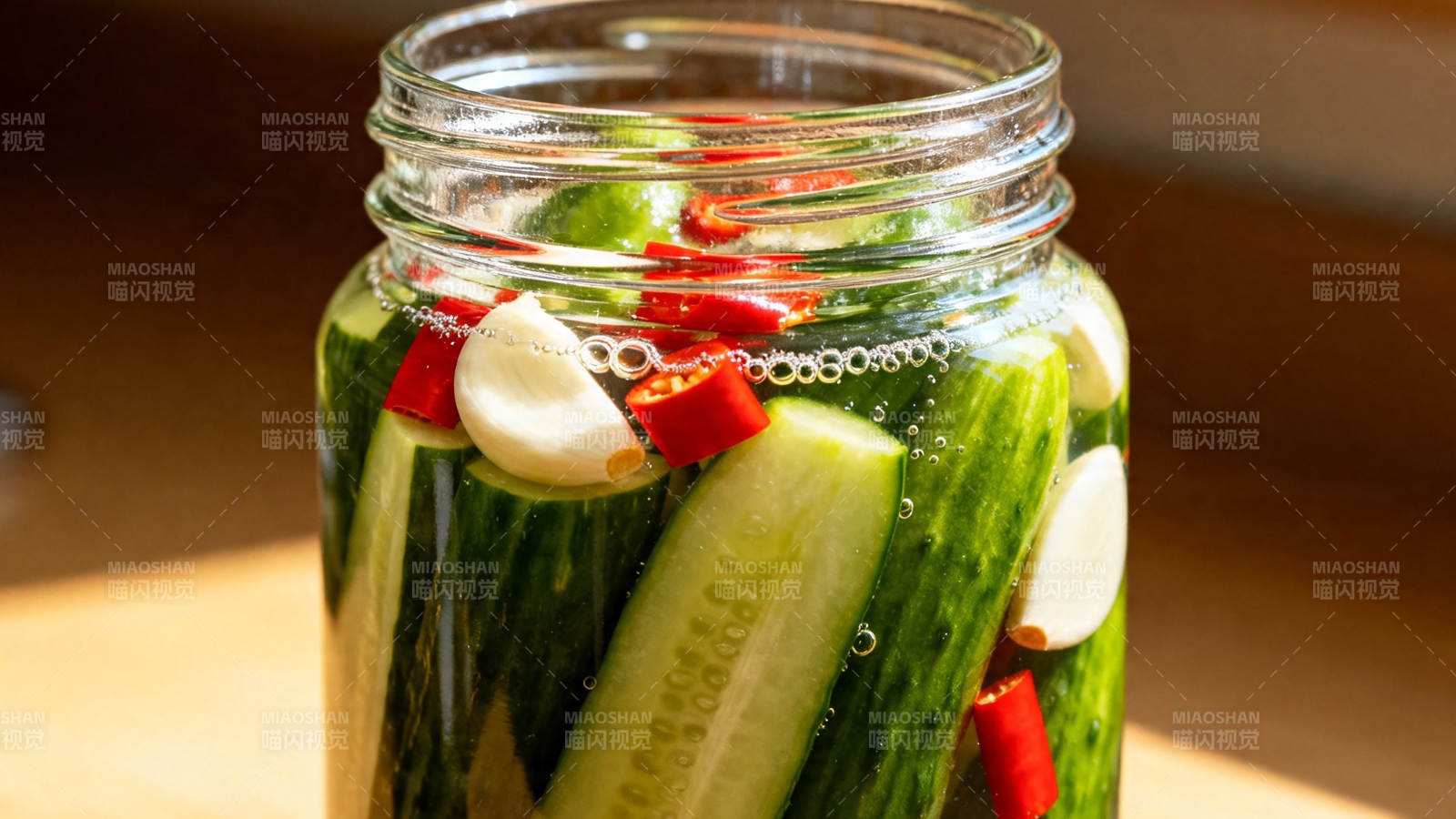 腌黄瓜配蒜辣椒图片