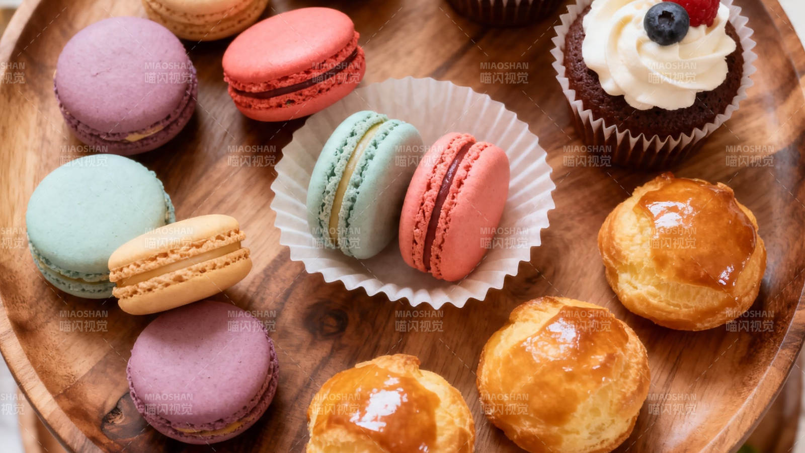 甜点拼盘 马卡龙与奶油杯图片