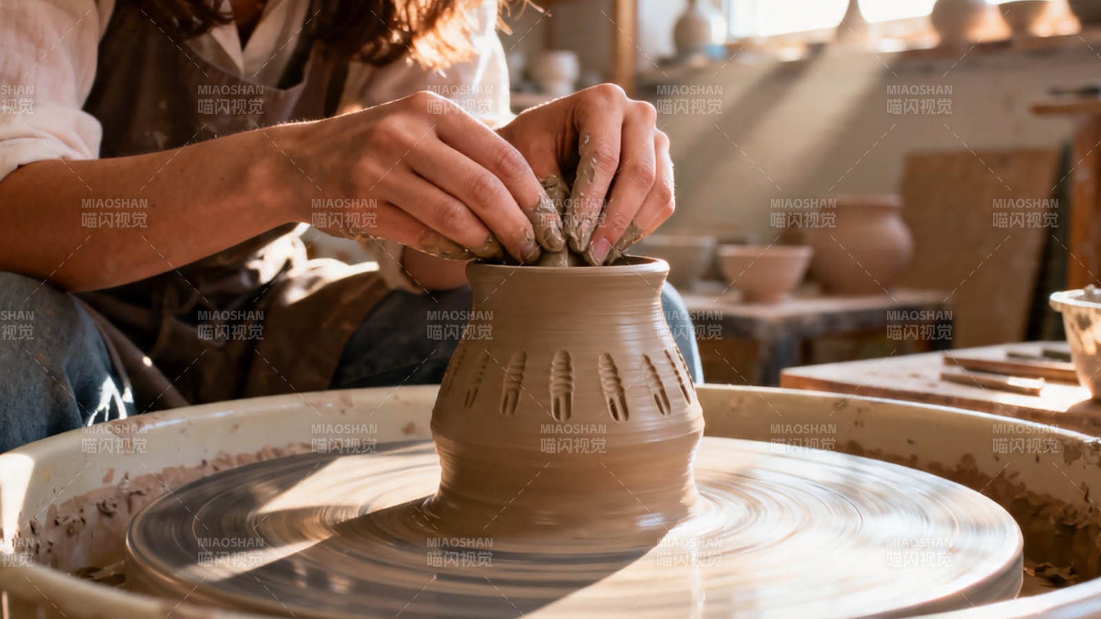 陶艺师巧手塑形中图片