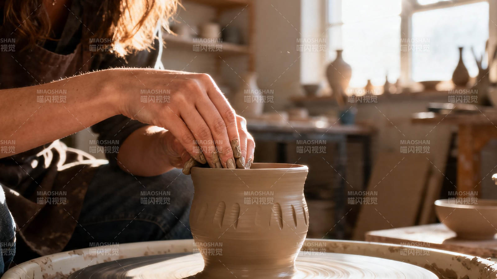 陶艺师手工拉坯塑形中图片