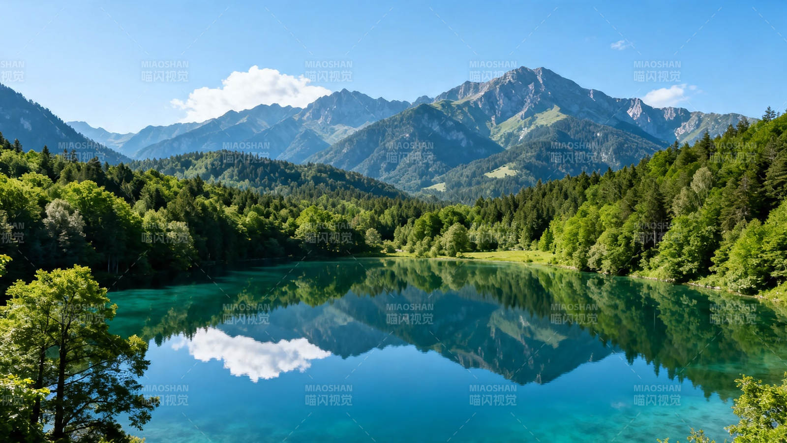 青山映碧水 云影入画来图片