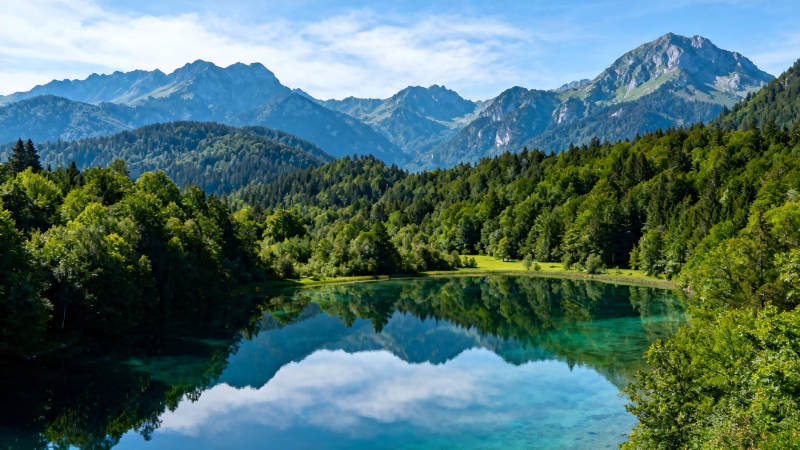 青山映碧水 湖光如镜明图片