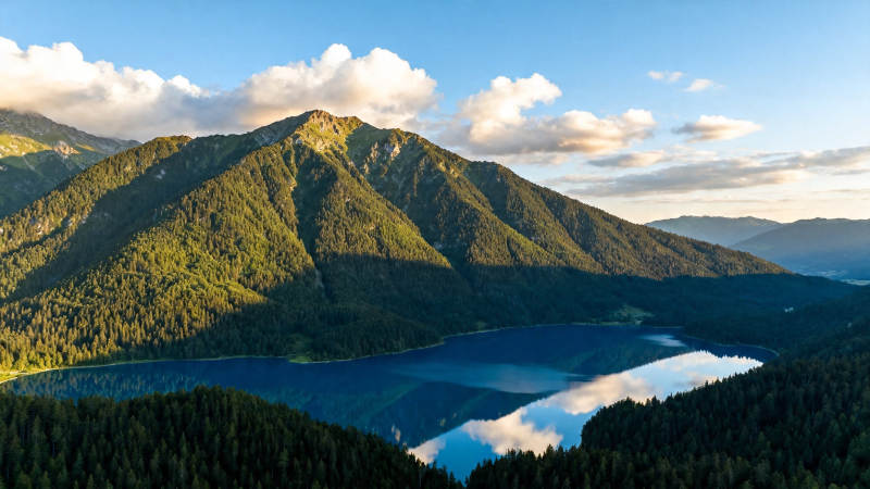 青山映湖 云影如画图片