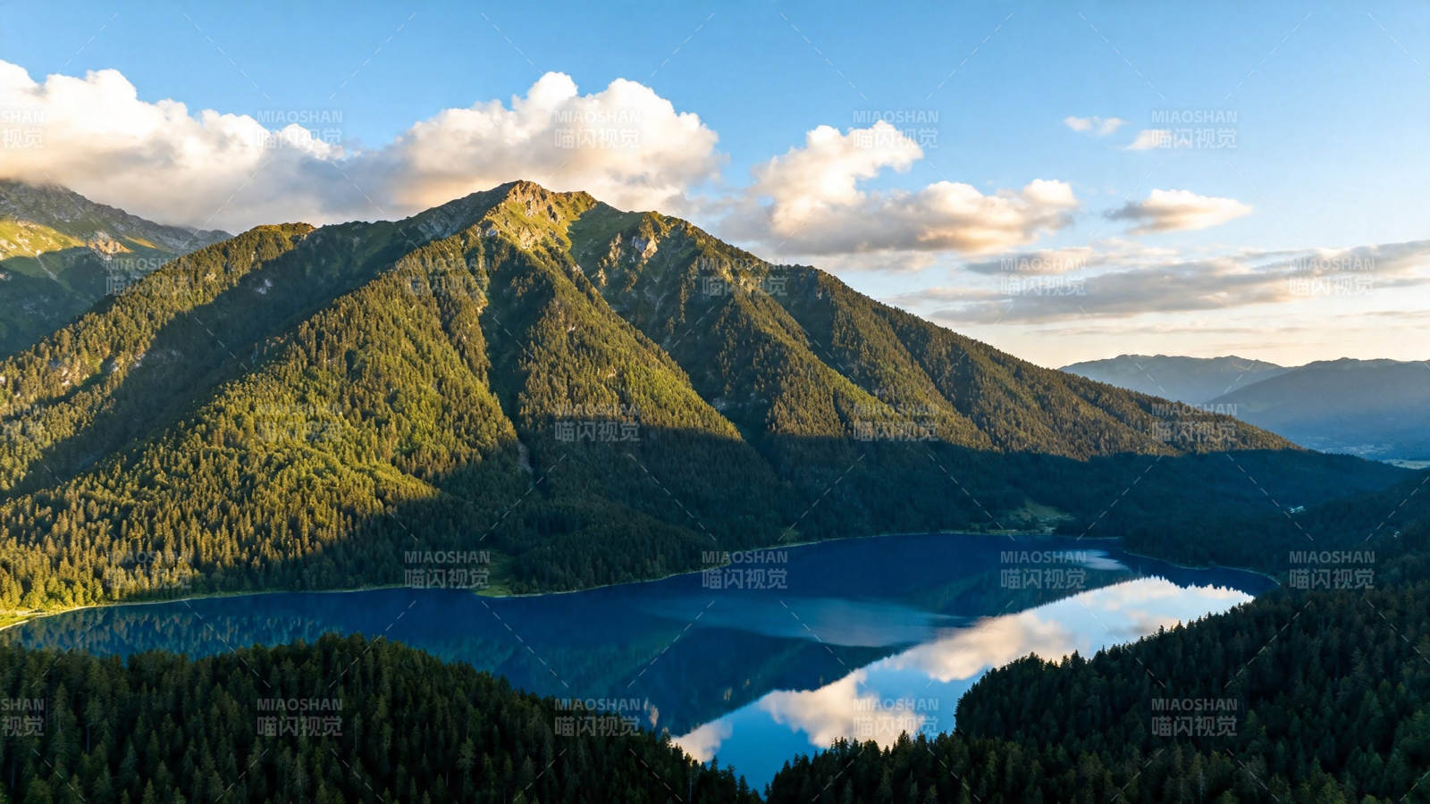 青山映湖 云影如画图片