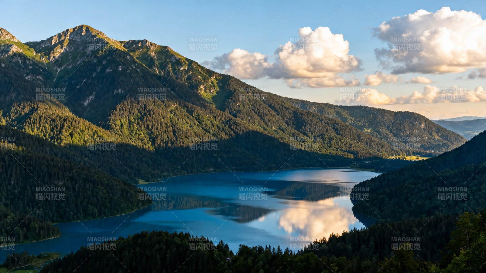 山湖映云 静美如画图片