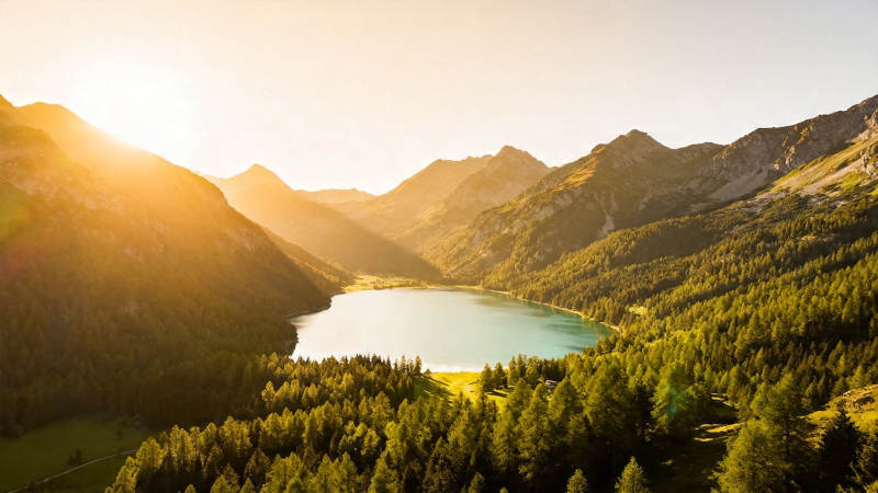 山湖夕照 金辉映翠谷图片